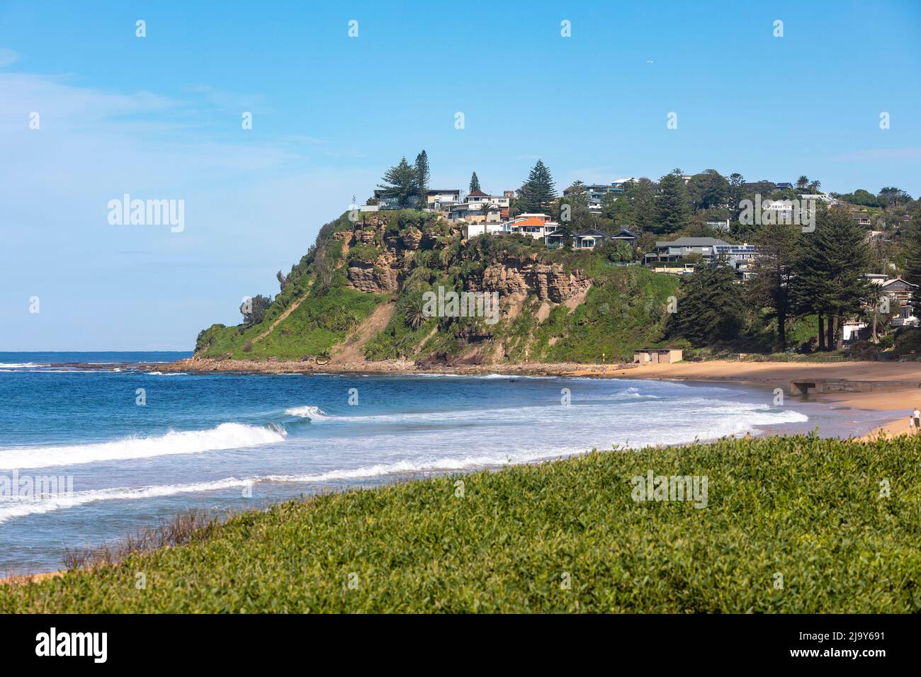 Newport Beach à Sydney, l'une des plages du nord de Sydney avec des maisons au sommet d'une falaise sur le promontoire de Bungan, Nouvelle-Galles du Sud, Australie Banque D'Images