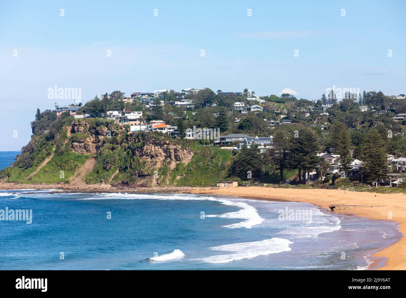 Newport Beach sur la côte est de Sydney, l'une des plages du nord de Sydney en un ciel bleu jour d'automne, Nouvelle-Galles du Sud, Australie Banque D'Images