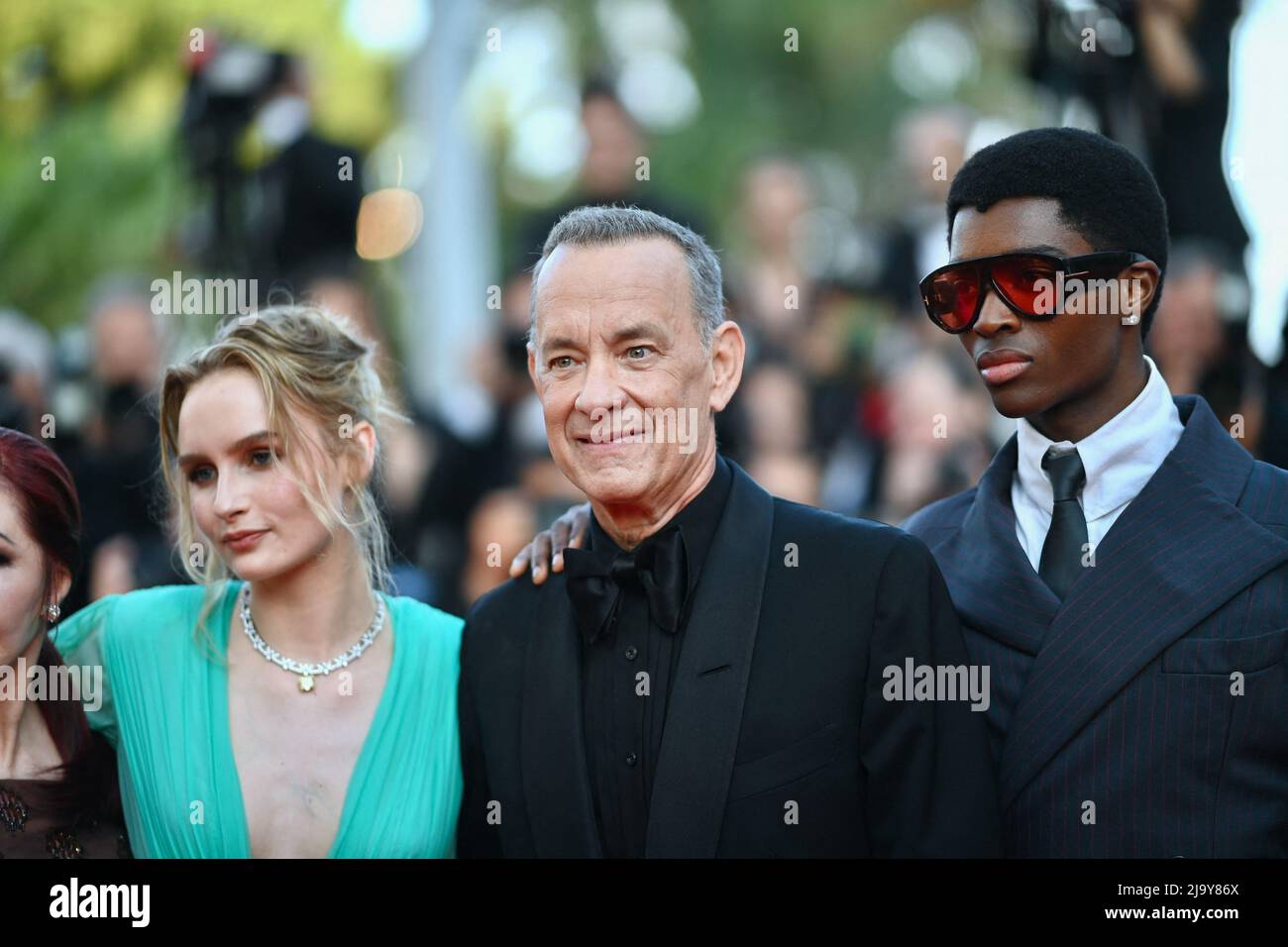 Tom Hanks, Olivia DeJonge, Priscilla Presley et Austin Butler assistent à  la projection d'Elvis lors du festival annuel de Cannes 75th au Palais des  Festivals le 25 mai 2022 à Cannes, France.