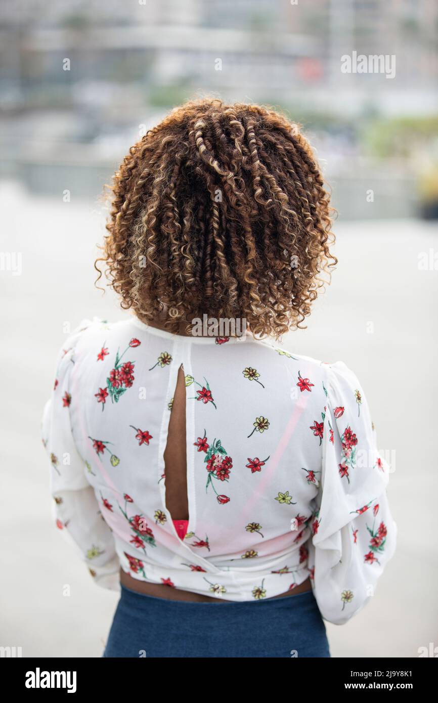 Vue arrière de la femme noire avec les cheveux bouclés Banque D'Images
