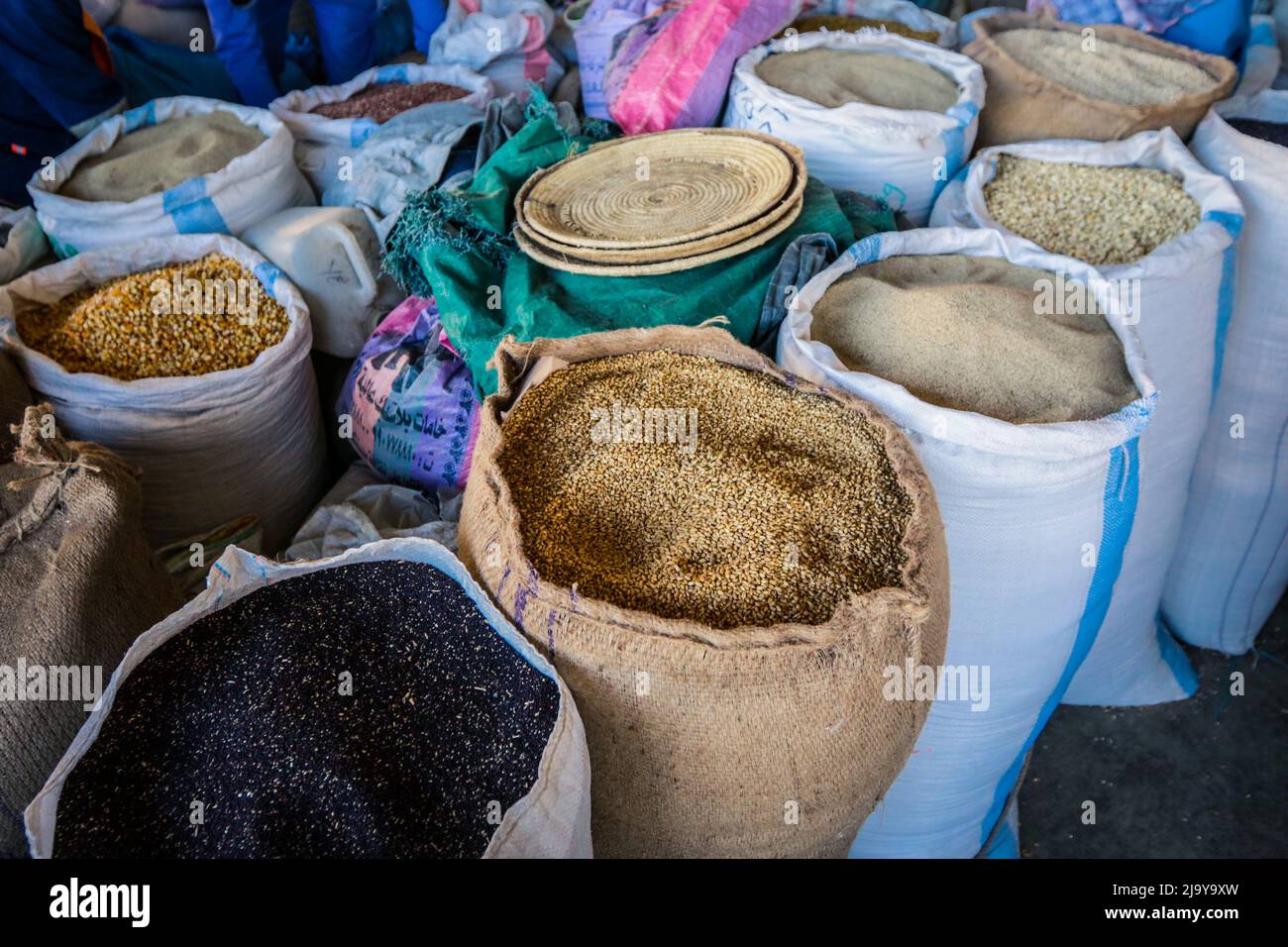 Gros sacs de graines et de céréales sur le marché local d'Asmara Banque D'Images