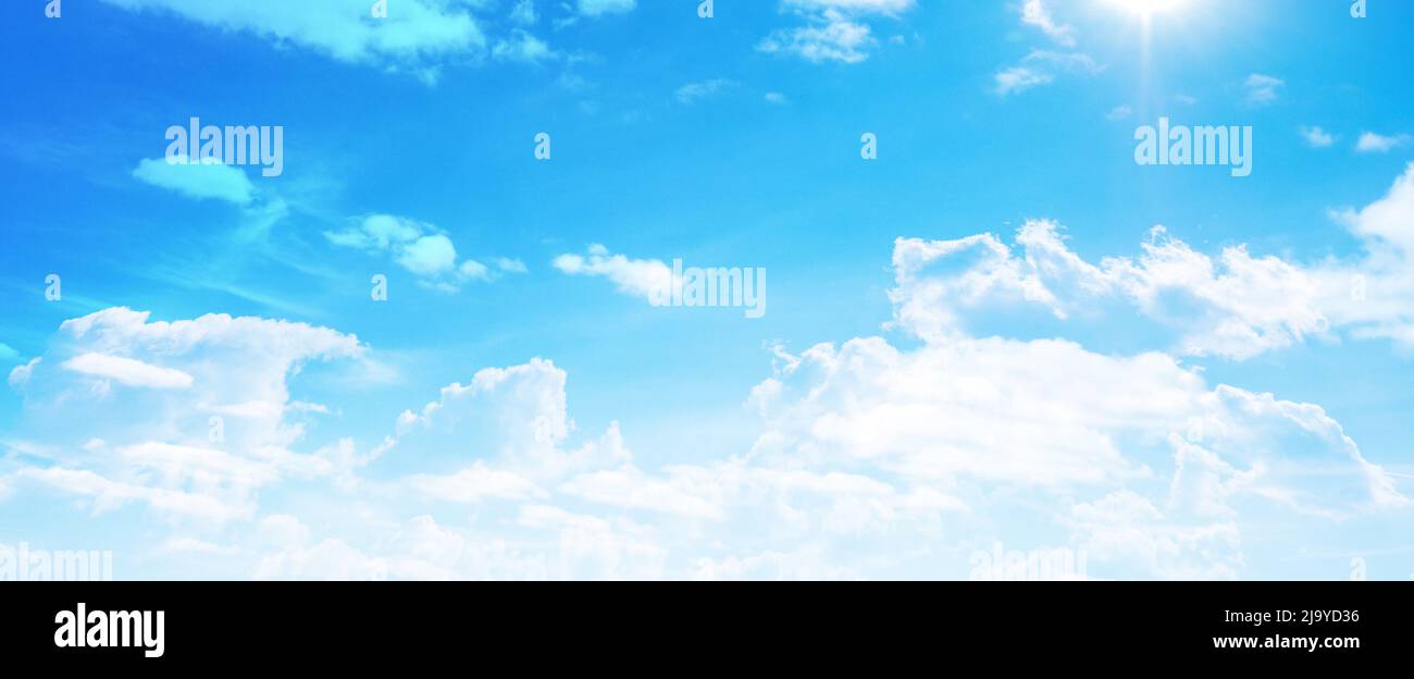 panorama du ciel bleu avec des nuages en journée ensoleillée avec des nuages Banque D'Images