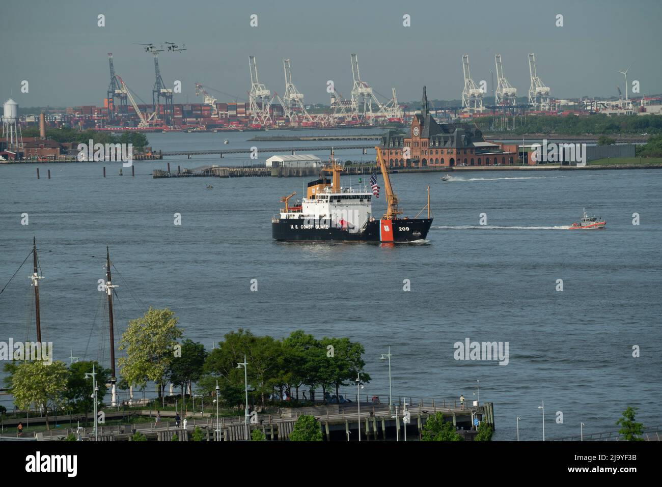USCG Sycamore (WLB209), un tendre bouée de la Garde côtière américaine en mer, se déplaçant vers le haut de la rivière Hudson au début de la semaine de la flotte 2022. Banque D'Images