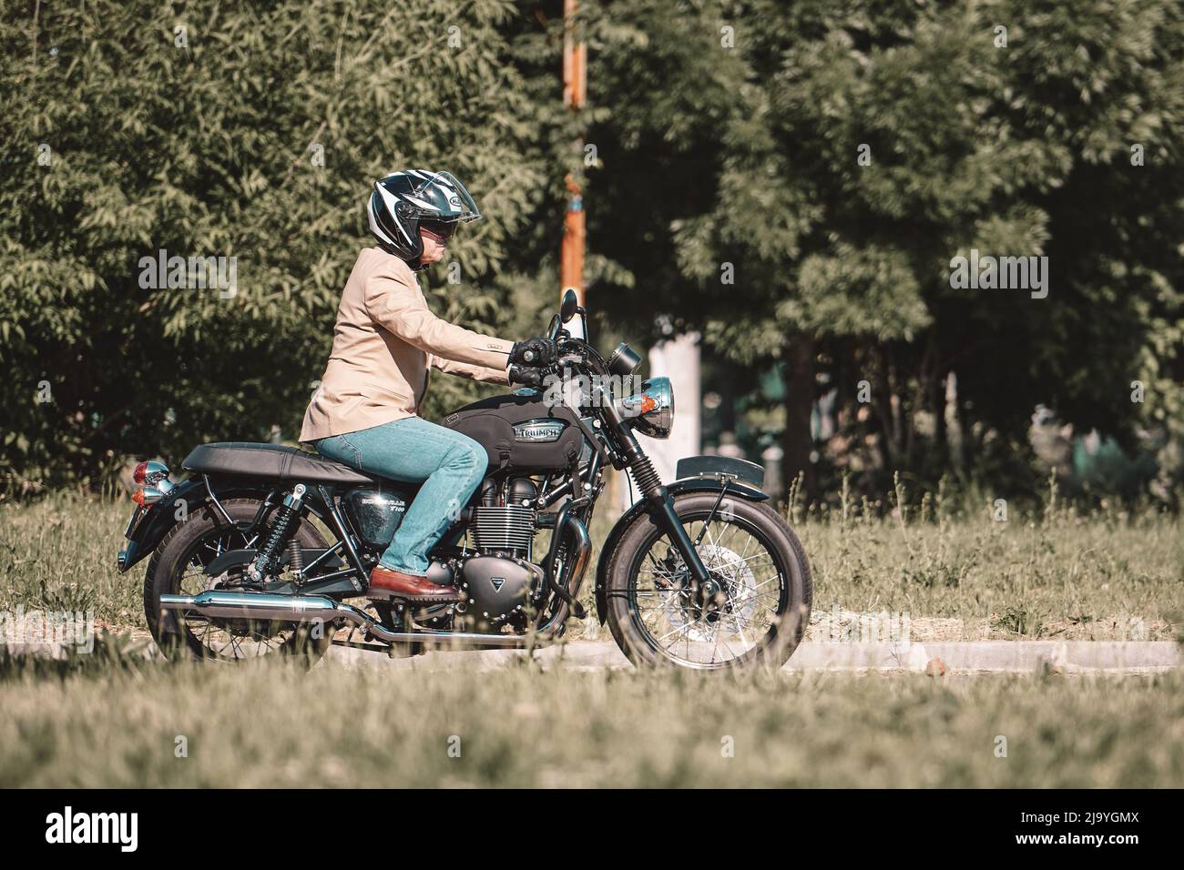 Distingué Gentleman's Ride 2022 à Bucarest Roumanie Mai, triomphe des motos classiques événement Gentleman Ride classique moto et vêtements classiques Banque D'Images