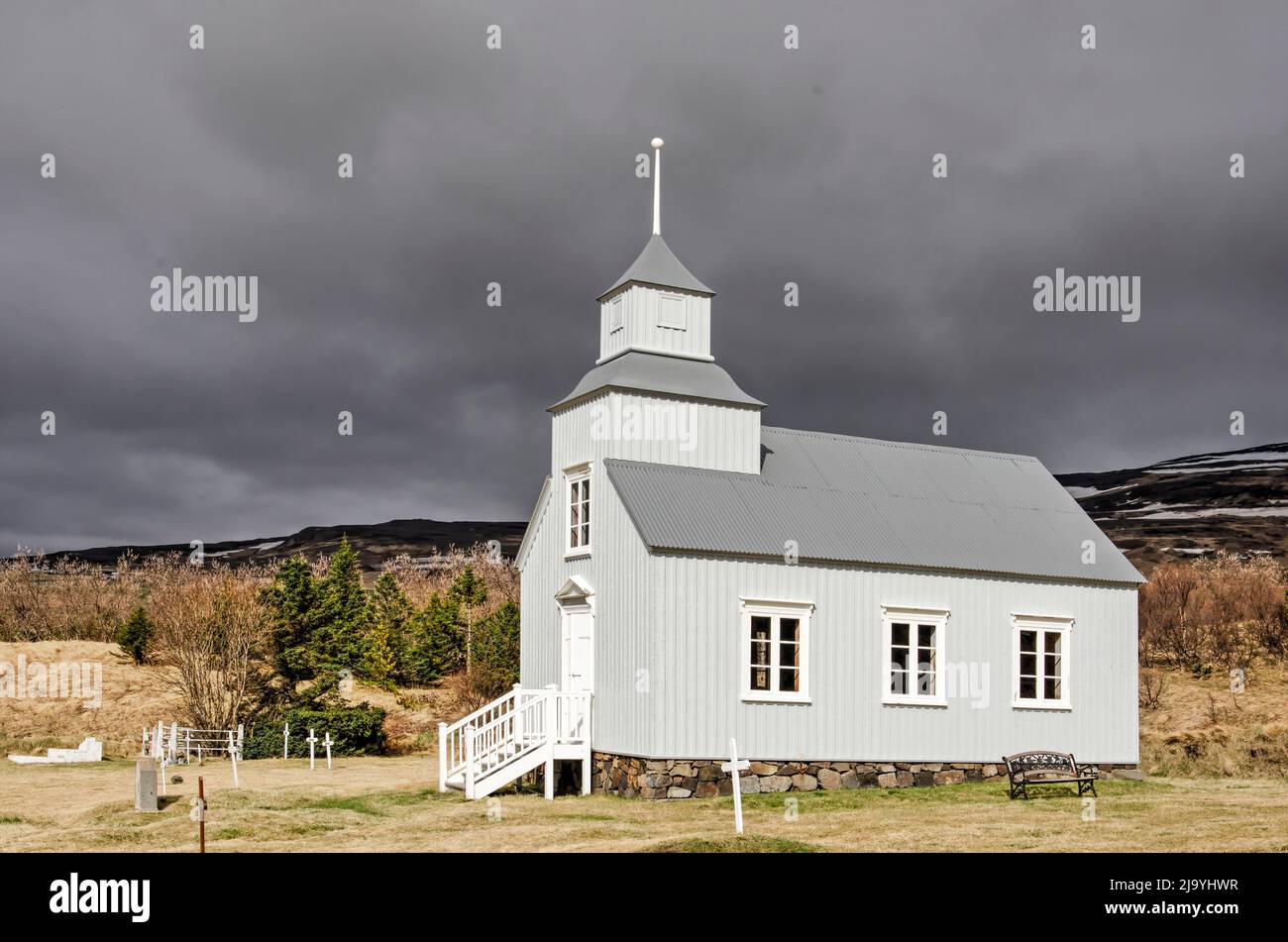 Hvammstangi, Islande, 30 avril 2022 : la minuscule église de Kirkjuhvamms contre un ciel nuageux et spectaculaire Banque D'Images