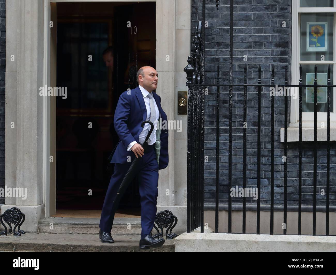 Londres, Royaume-Uni. 25th mai 2022. Le conseiller commercial en chef du Premier ministre Andrew Griffith quitte le 10 Downing Street pour le PMQ le jour de la publication du rapport Sue Gray. Banque D'Images