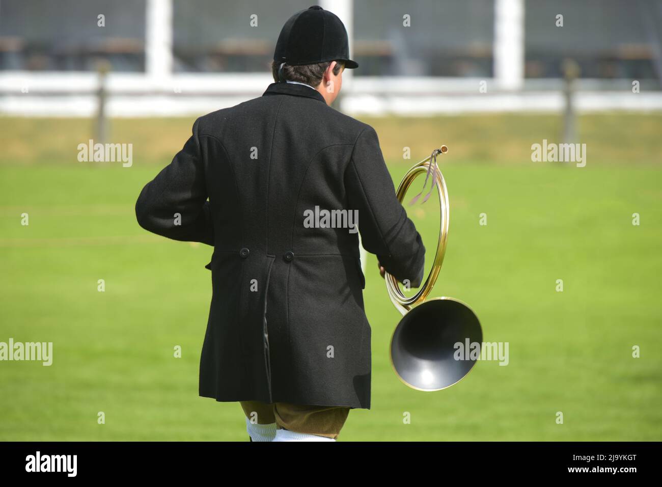 Homme qui va jouer au cor de chasse lors d'une compétition en France Banque D'Images
