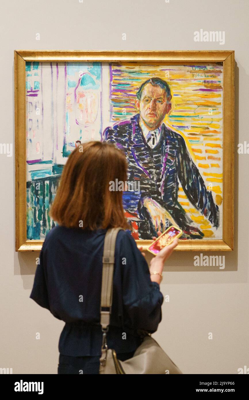 Un visiteur voit 'self-Portrait in the Clinic' pendant un aperçu de l'exposition Morgan Stanley: Edvard Munch - chefs-d'œuvre de Bergen dans la Galerie Courtauld, Somerset House, Londres. L'exposition présente 18 peintures qui offrent un aperçu du développement artistique de Munch, dont beaucoup sont exposées au Royaume-Uni pour la première fois. Date de la photo: Jeudi 26 mai 2022. Banque D'Images