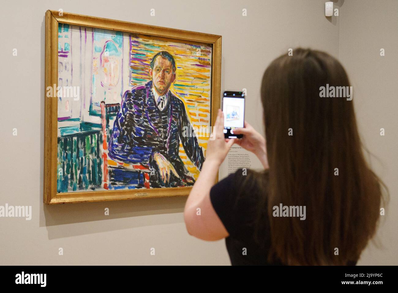 Un visiteur prend une photo de « Portrait de l'Elf dans la clinique » lors d'un aperçu de l'exposition Morgan Stanley : Edvard Munch - chefs-d'œuvre de Bergen dans la galerie Courtauld, Somerset House, Londres. L'exposition présente 18 peintures qui offrent un aperçu du développement artistique de Munch, dont beaucoup sont exposées au Royaume-Uni pour la première fois. Date de la photo: Jeudi 26 mai 2022. Banque D'Images