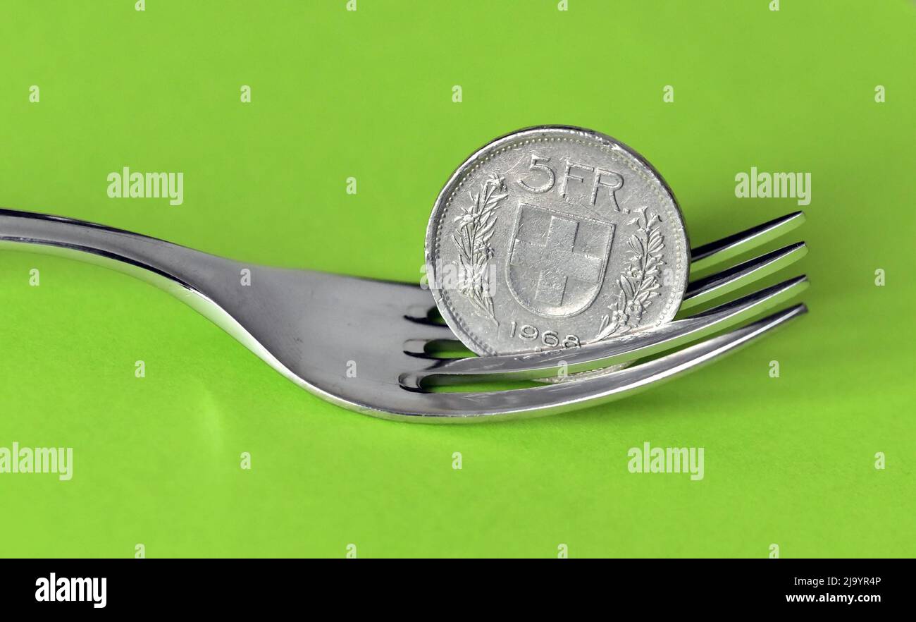 Pièce de cinq francs suisses avec fourchette repas Banque D'Images