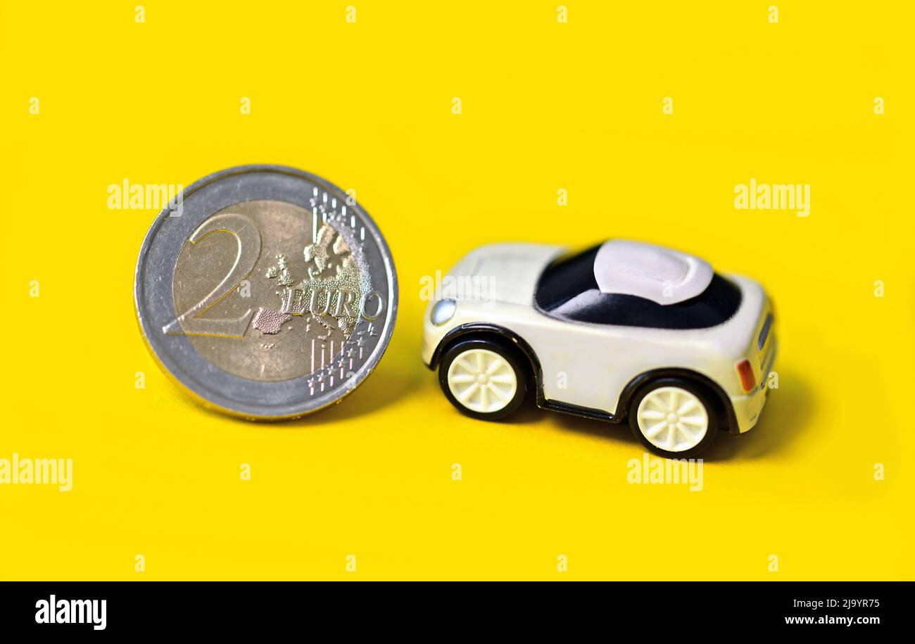 voiture-jouet avec pièce d'euro. Banque D'Images