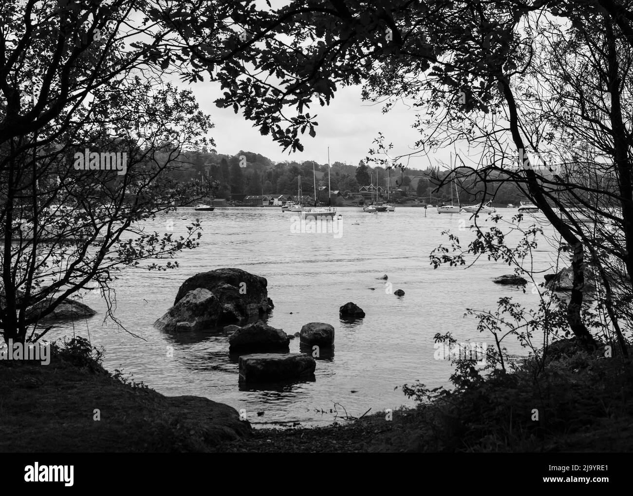 Rochers dans le lac Windermere Banque D'Images