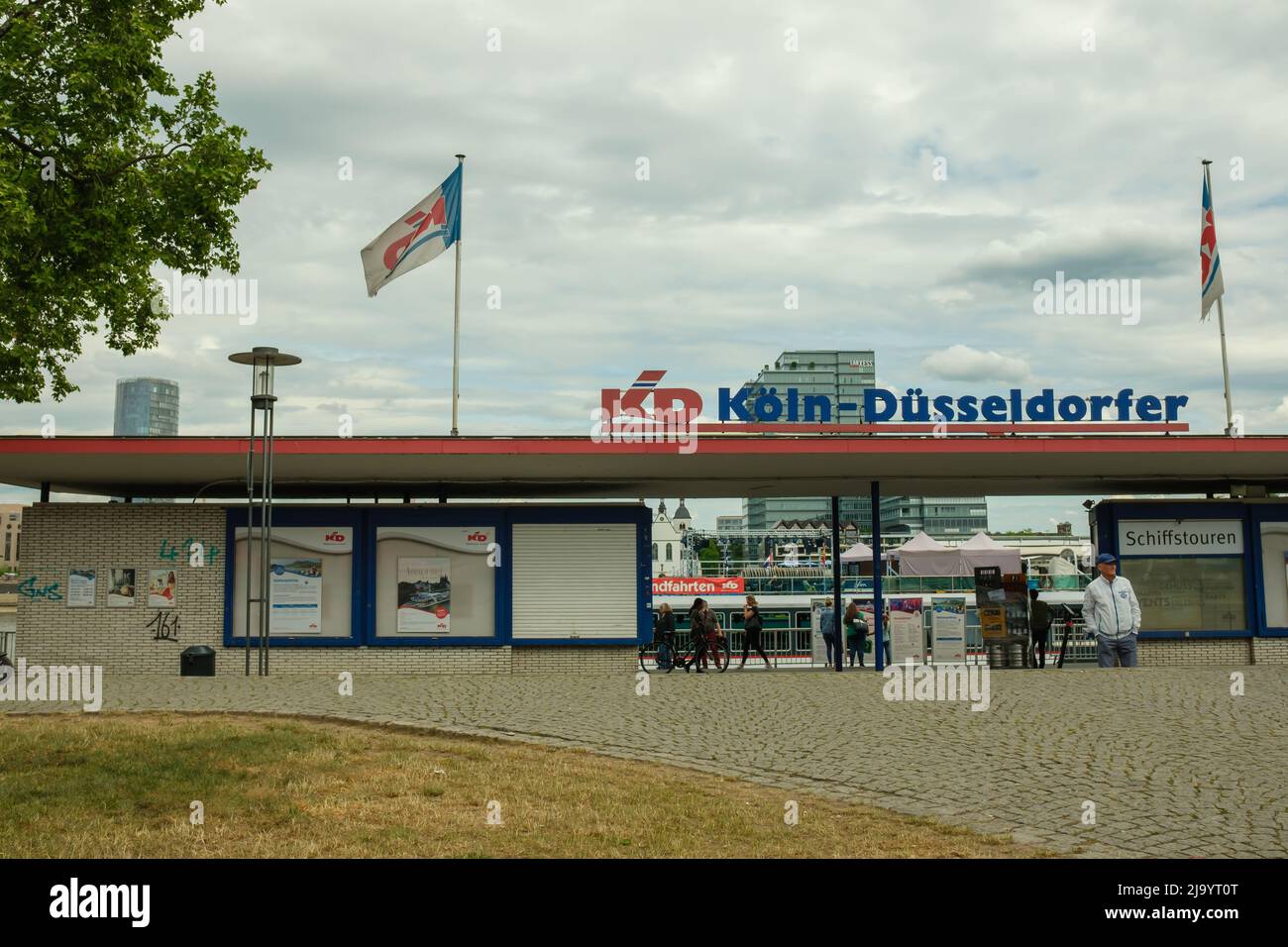 Cologne, Allemagne - 17 mai 2022 : vue sur le bureau en bord de rivière de la jetée de la compagnie de croisière fluviale Köln-Düsseldorfer (KD), pour des excursions en bateau à côté du pays Banque D'Images