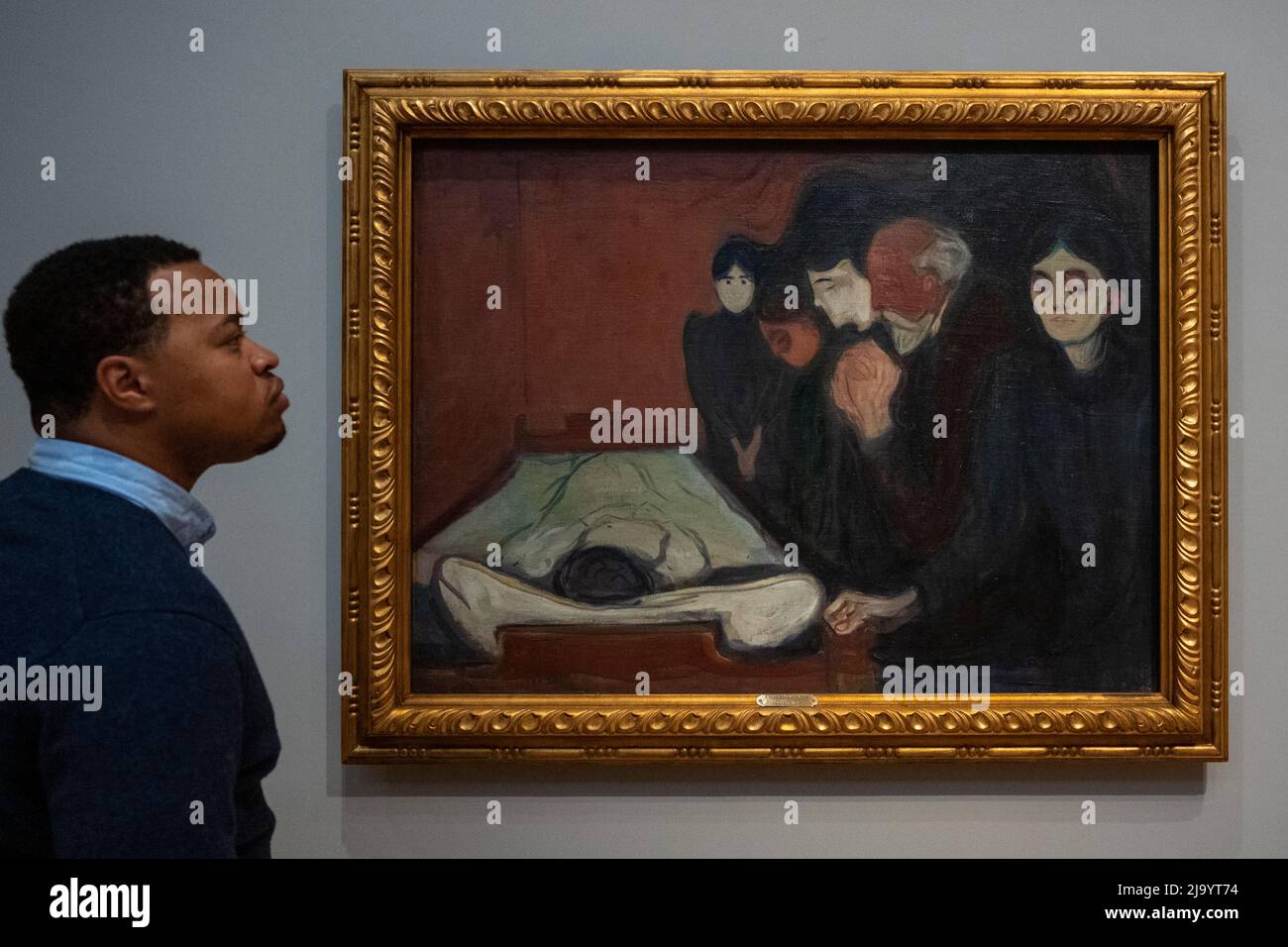 Londres, Royaume-Uni. 26 mai 2022. 'Au lit de mort', 1895, par Edvard Munch à l'aperçu de "The Morgan Stanley Exhibition: Edvard Munch. Chefs-d'œuvre de Bergen » à la Galerie Courtauld. 18 tableaux de Munch du musée d'art KODE Bergen, en Norvège, qui abrite l'une des plus importantes collections de Munch au monde, sont présentés ensemble pour la première fois en dehors de la Scandinavie. L'exposition se déroule du 27 mai au 5 septembre 2022. Credit: Stephen Chung / Alamy Live News Banque D'Images