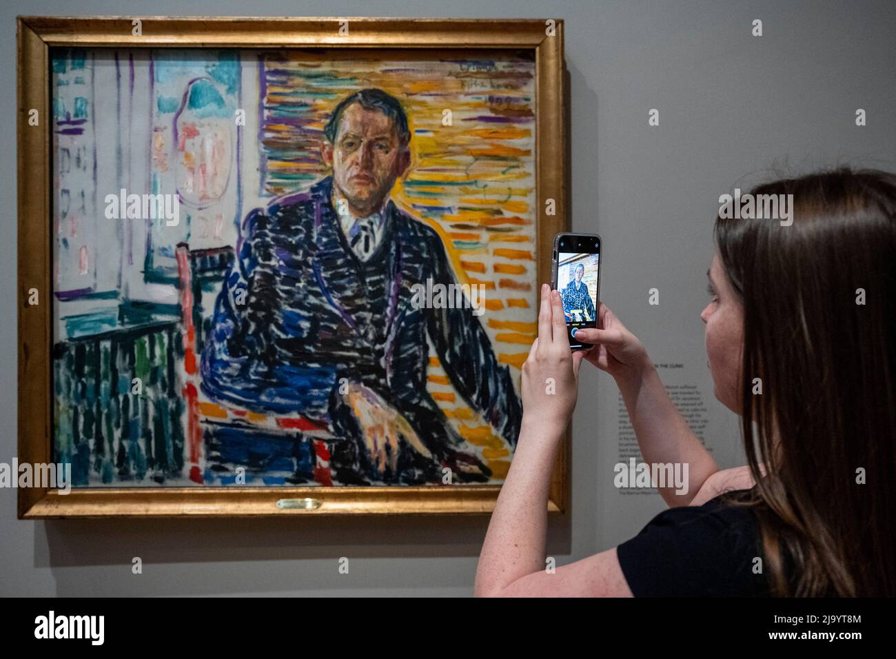Londres, Royaume-Uni. 26 mai 2022. 'Self-portrait in the Clinic', 1909, par Edvard Munch à l'aperçu de "The Morgan Stanley Exhibition: Edvard Munch. Chefs-d'œuvre de Bergen » à la Galerie Courtauld. 18 tableaux de Munch du musée d'art KODE Bergen, en Norvège, qui abrite l'une des plus importantes collections de Munch au monde, sont présentés ensemble pour la première fois en dehors de la Scandinavie. L'exposition se déroule du 27 mai au 5 septembre 2022. Credit: Stephen Chung / Alamy Live News Banque D'Images