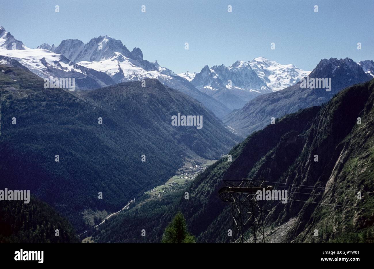 Vue panoramique sur la vallée et le massif du Mont blanc vue depuis le chemin menant au Lac d'Emosson, Valais, Suisse, 1984 Banque D'Images