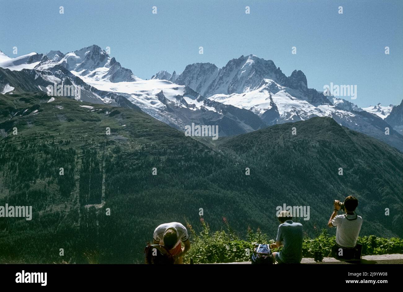 Depuis le barrage du Lac d'Emosson, les touristes voient le massif du Mont-blanc avec le glacier Tour et l'aiguille du Chardonnet, Valais, Suisse, 1984 Banque D'Images