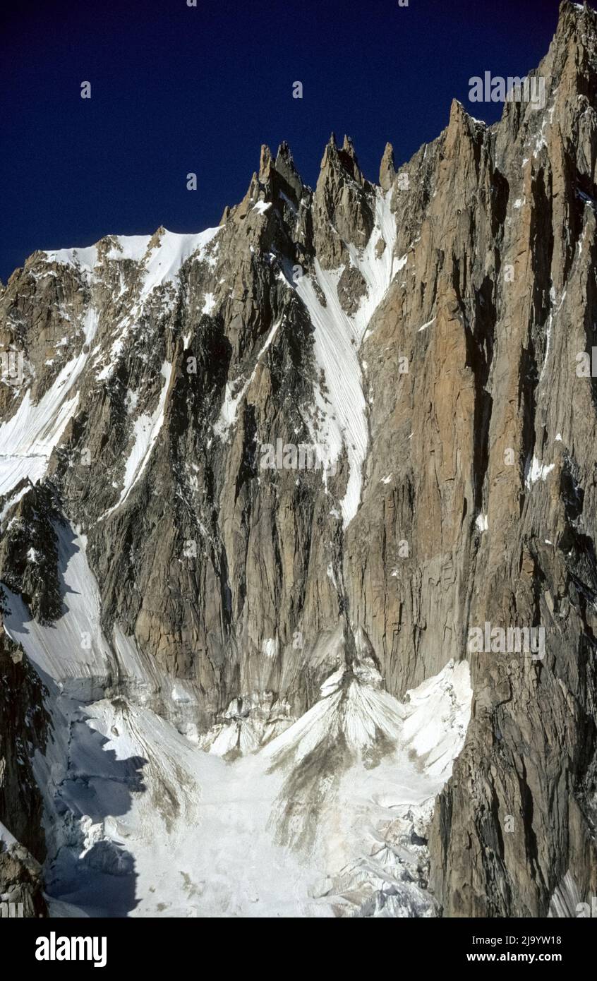 Vue depuis une télécabine du Mont-blanc panoramique sur l'aiguille du Diable du Mont blanc du Tacul. Chamonix Mont blanc, France, 1990 Banque D'Images