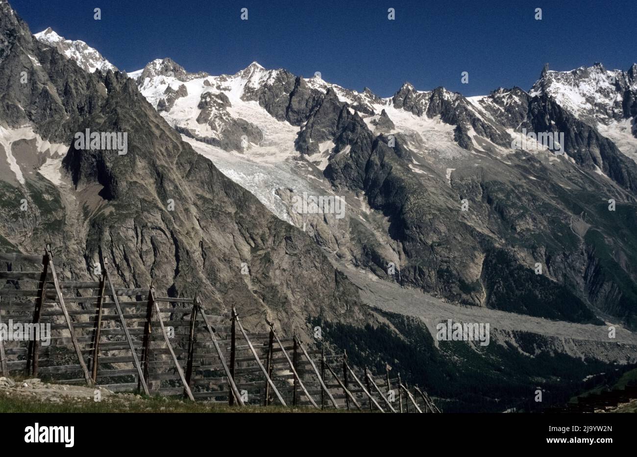 Panorama du Col Chécrouit. Val Veny avec le glacier Brenva qui a façonné la fin de la vallée. Val Veny, Vallée d'Aoste, Italie, 1990 Banque D'Images