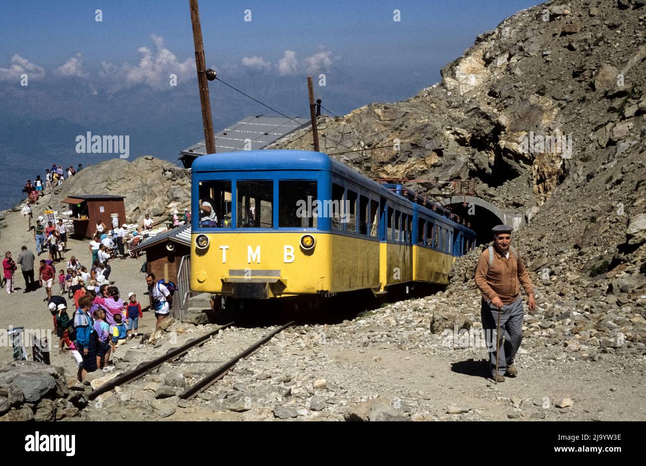 Calèches jaune-bleu de la station de tramway du Mont-blanc et terminus Gare du Nid d'Aigle, Saint-Gervais-les-bains, France, 1990 Banque D'Images