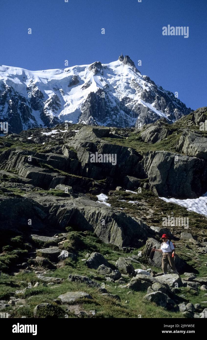 L'aiguille du midi vue du Plan d'aiguille au sentier de randonnée Montenvers.Chamonix Mont blanc, France, 1990 Banque D'Images