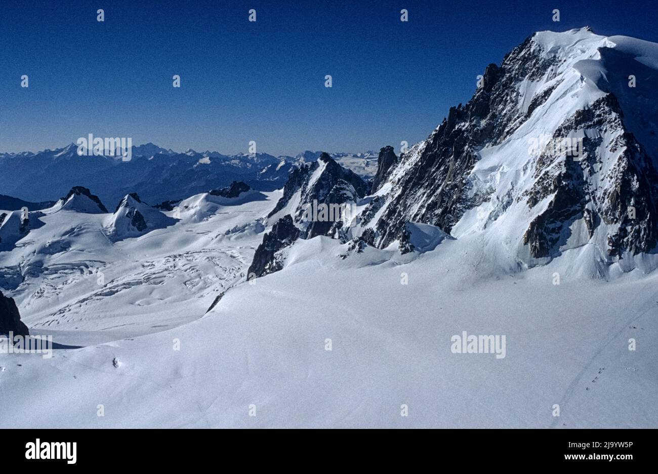 Mont blanc du Tacul, Vallée Blanche, Col du gros Rognon et Glacier du géant vu de l'aiguille du midi, Chamonix-Mont-blanc, France, 1990 Banque D'Images