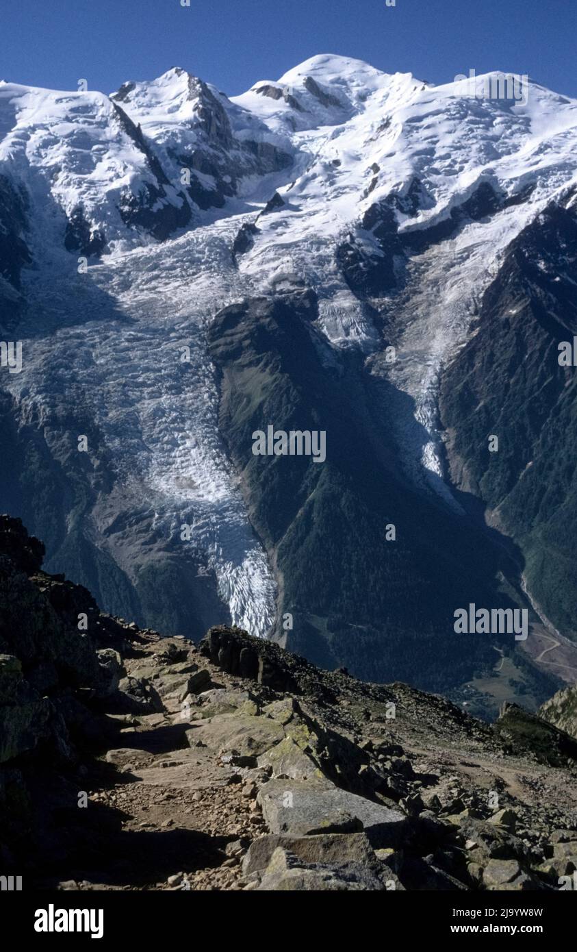 Sur le GR 5 Tour du Mont-blanc de Brévent à Bel Lachat. Vue sur le Mont blanc et le glacier Bossons. Chamonix-Mont-blanc, France, 1990 Banque D'Images