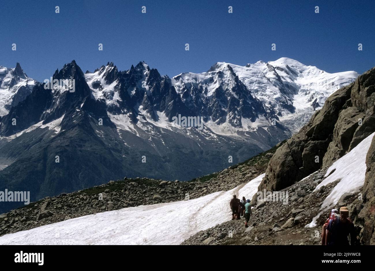 Les aiguilles du Chamonix (la chaîne du Mont blanc) vue du sentier de randonnée de la Flégère au Lac blanc, Chamonix-Mont-blanc, France 1990 Banque D'Images