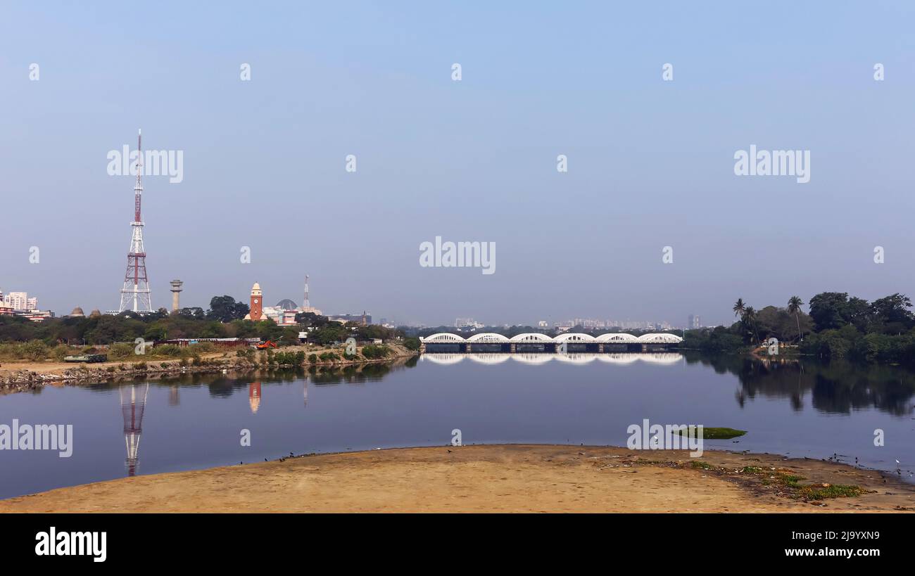 Vue sur le pont de Napier et le drainage de la ville depuis la plage de Marina, Chennai, Tamilnadu, Inde Banque D'Images