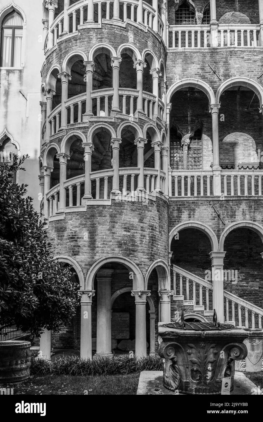 Palazzo Contarini Del Bovolo, Venise, Italie (Noir et blanc) Banque D'Images