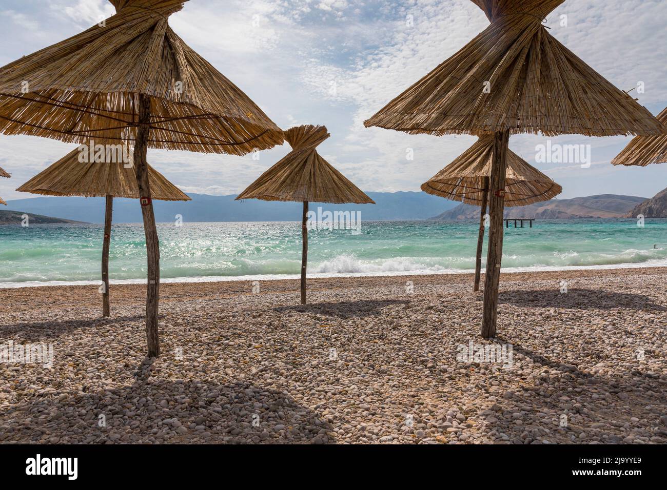 Des parasols sur la plage de paille Banque D'Images