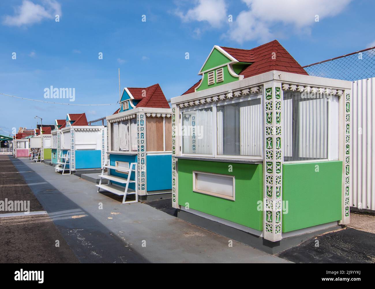Stands de vendeurs colorés au port de croisière d'Oranjestad, Aruba. Banque D'Images