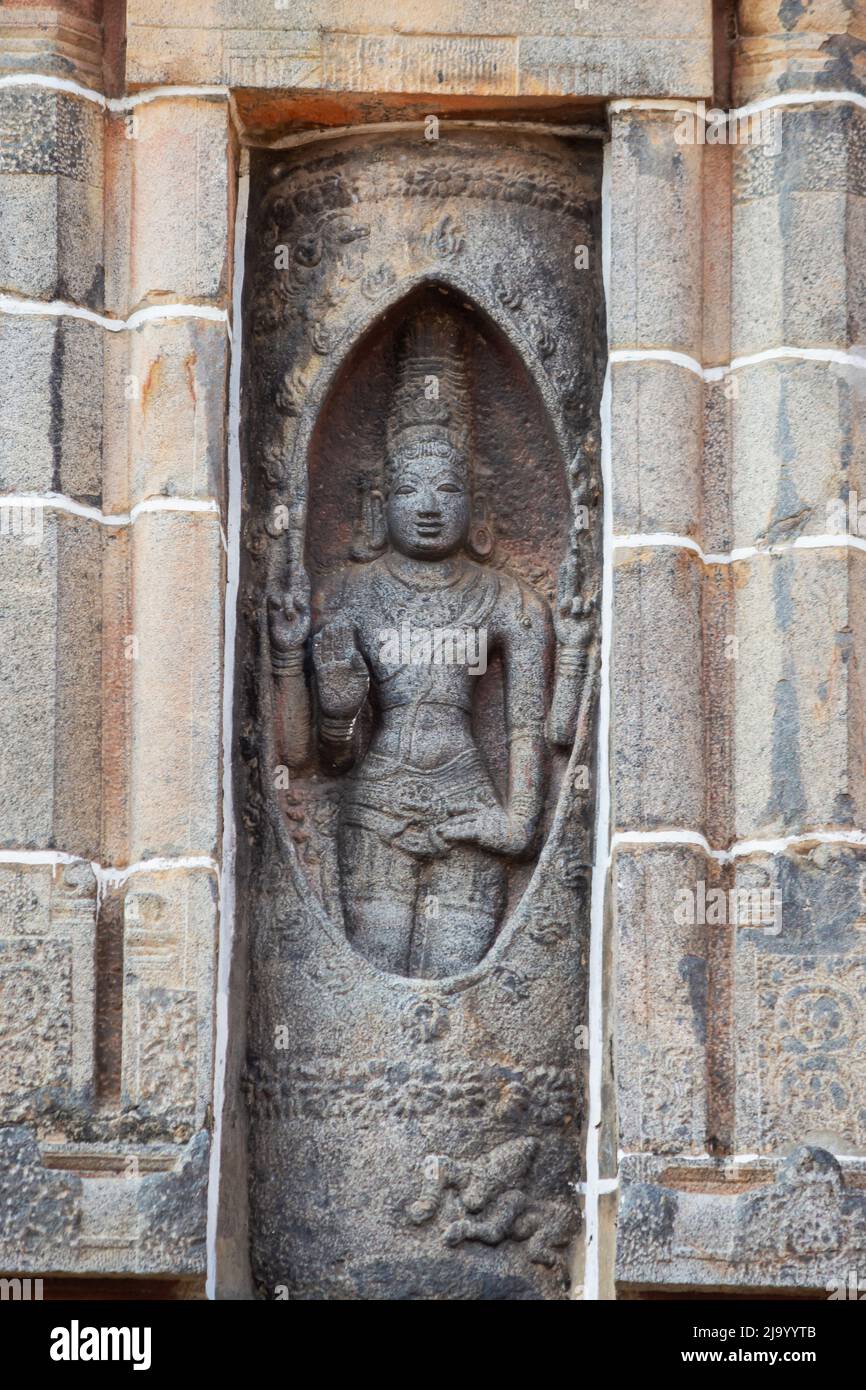 Idol sculpté du Seigneur Vishnu sur Gopuram du temple de Nataraja, Chidambaram, Tamilnadu, Inde Banque D'Images