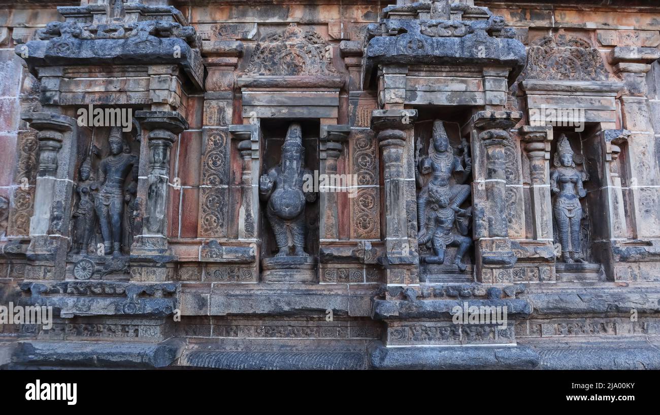 Sculptures en pierre de Shiva Parvati, Vishnu sur Garuda et d'autres sur Gopuram est du temple de Nataraja, Chidambaram, Tamilnadu, Inde Banque D'Images