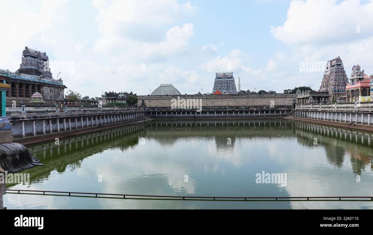 Vue de trois Gopurams du temple de Nataraja et du réservoir d'eau de Shivgangai Teertham, Chidambaram, Tamilnadu, Inde Banque D'Images