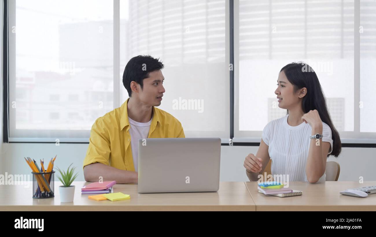 Équipe de jeunes entreprises travaillant sur leur projet de démarrage ensemble dans un bureau moderne lumineux. Banque D'Images