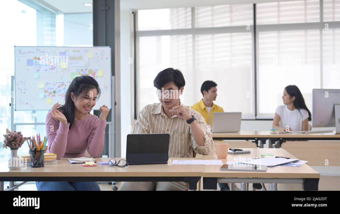 Jeunes créatifs travaillant ensemble, discutant du plan d'affaires au bureau. Banque D'Images