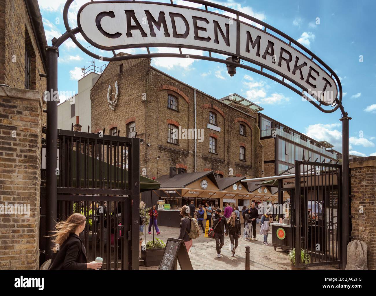 Le marché de Camden est une attraction populaire et une destination touristique. Il abrite plus de 1000 boutiques, stands, bars et cafés uniques. Banque D'Images