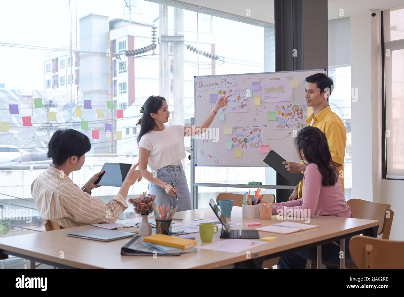 Les start-up travaillent dans un espace de travail moderne. Banque D'Images