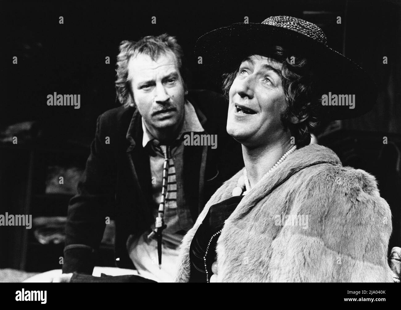 l-r : Bill Paterson (F S McDade), John Bett (narrateur) dans LE CAMP DE L’ÉCRIVAIN par John Byrne au Hampstead Theatre, Londres NW3 12/08/1980 ensemble design: John Byrne costumes: Jessica Gwynn éclairage: Alan O’Toole réalisateur: Robin Lefevre Banque D'Images