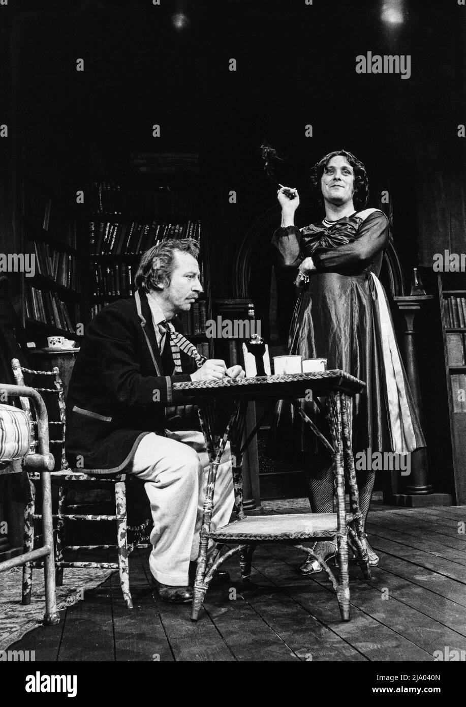 l-r : Bill Paterson (F S McDade), John Bett (narrateur) dans LE CAMP DE L’ÉCRIVAIN par John Byrne au Hampstead Theatre, Londres NW3 12/08/1980 ensemble design: John Byrne costumes: Jessica Gwynn éclairage: Alan O’Toole réalisateur: Robin Lefevre Banque D'Images