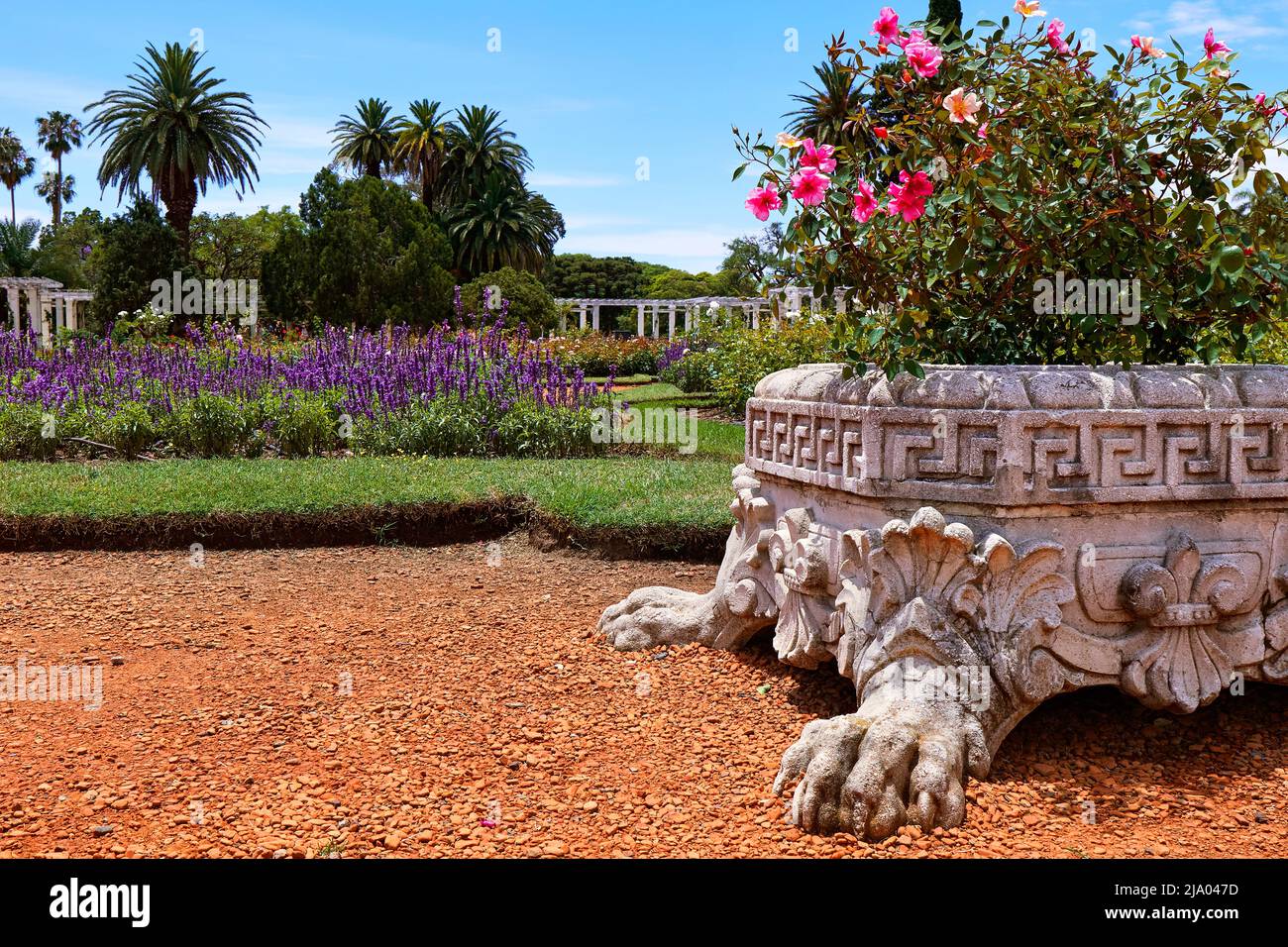 Détail d'un grand vase décoré dans le style colonial à l'intérieur des jardins Rosedal, Palerme, Buenos Aires, Argentine. Banque D'Images