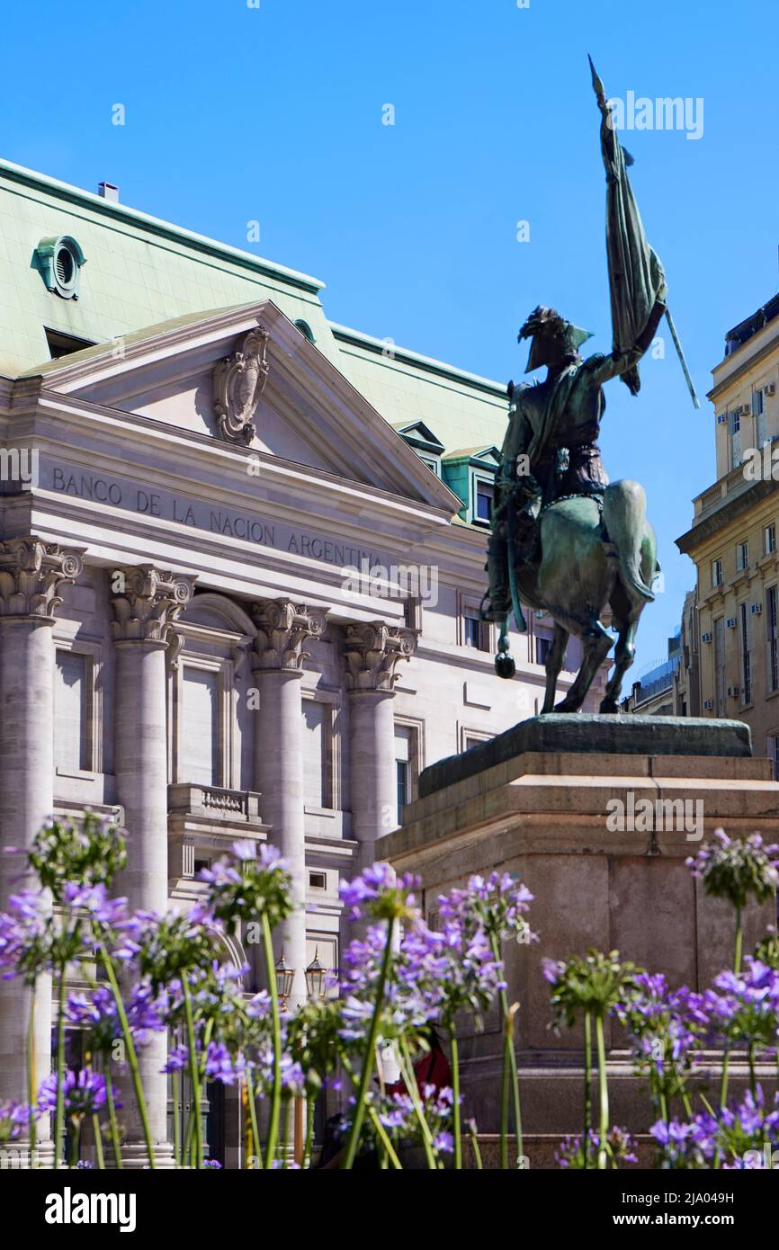 La statue du général Manuel Belgrano, avec la Banque nationale Argentine en arrière-plan, Plaza de Mayo, Buenos Aires, Argentine. Banque D'Images