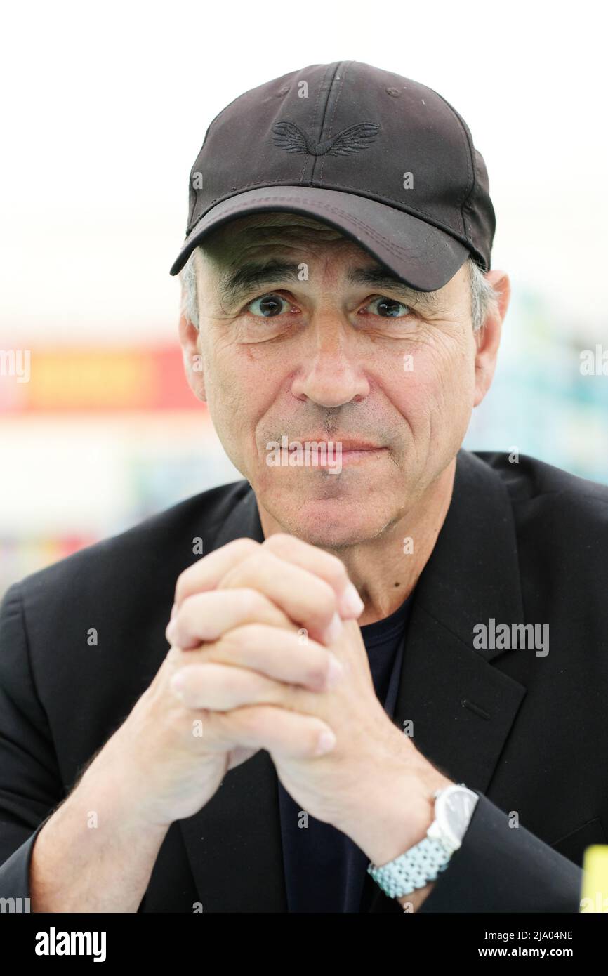 Hay Festival, Hay on Wye, pays de Galles, Royaume-Uni – jeudi 26th mai 2022 – l'auteur Anthony Horowitz, à Hay, parle de ses Diamond Brothers et Alex Rider lors de l'ouverture de cette année Hay Festival – photo Steven May / Alamy Live News Banque D'Images