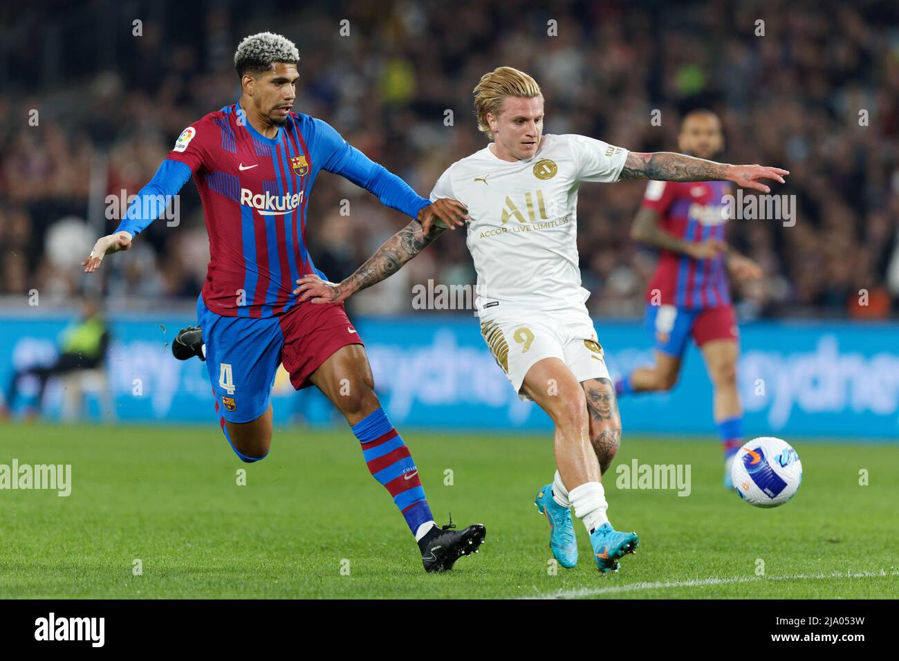 Sydney, Australie. 25th mai 2022. Jason Cummings de l'All Stars est défié par Ronald Araujo du FC Barcelone lors du match entre le FC Barcelone et l'A-League All Stars au stade Accor le 25 mai 2022 à Sydney, Australie crédit : IIO IMAGES/Alay Live News Banque D'Images