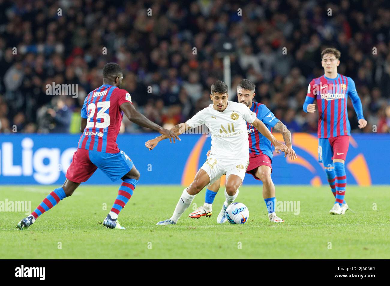 Sydney, Australie. 25th mai 2022. Daniel Penha, de l'All Stars, est défié par les joueurs du FC Barcelone lors du match entre le FC Barcelone et l'A-League All Stars au stade Accor, le 25 mai 2022 à Sydney, en Australie. Credit: Images IOIO/Alamy Live News Banque D'Images