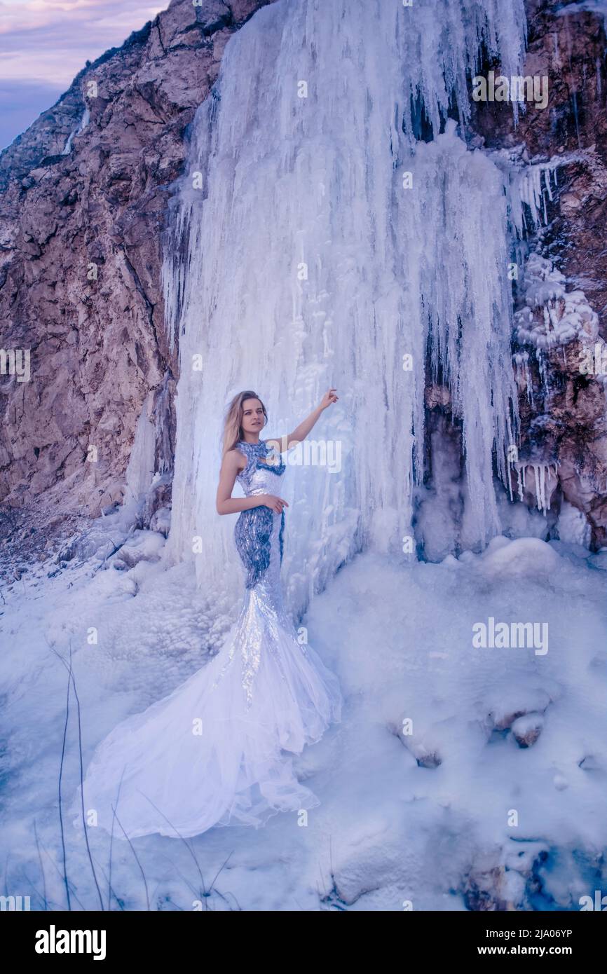 Belle femme sur glace en hiver Banque D'Images