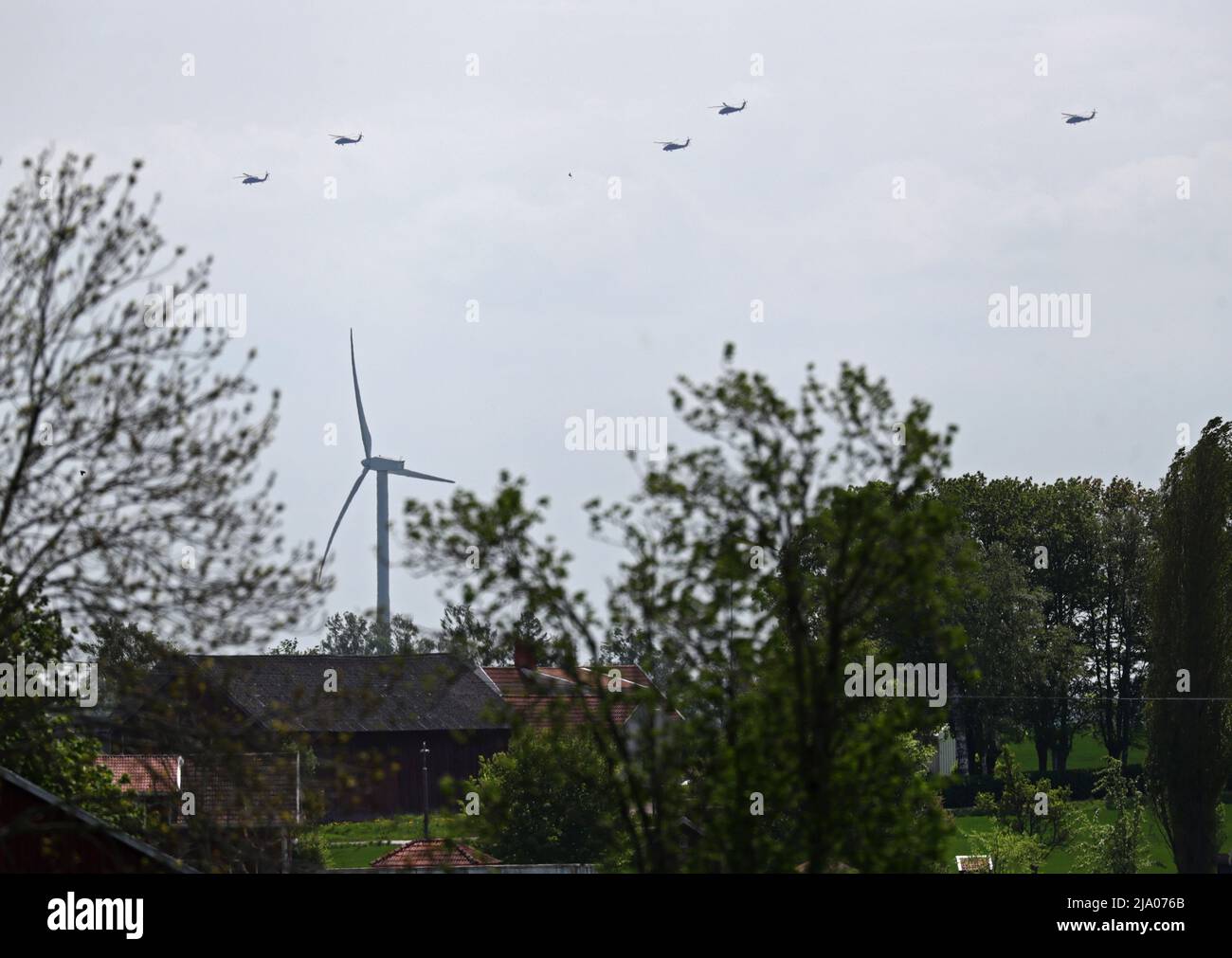 En mai, les forces armées suédoises ont mené deux exercices militaires majeurs dans le sud du pays, Våreld 22 et Luftförsvarsövning 22. À Östergötland, le personnel de la flottille d'hélicoptères de la base aérienne de Malmen y a participé, entre autres. Mardi, les hélicoptères de l'hélicoptère flottille sont retournés à Malmen après les exercices majeurs qui ont eu lieu depuis deux semaines. Sur la photo: L'hélicoptère 16, également appelé Black Hawk, a passé Vadstena mardi. Banque D'Images