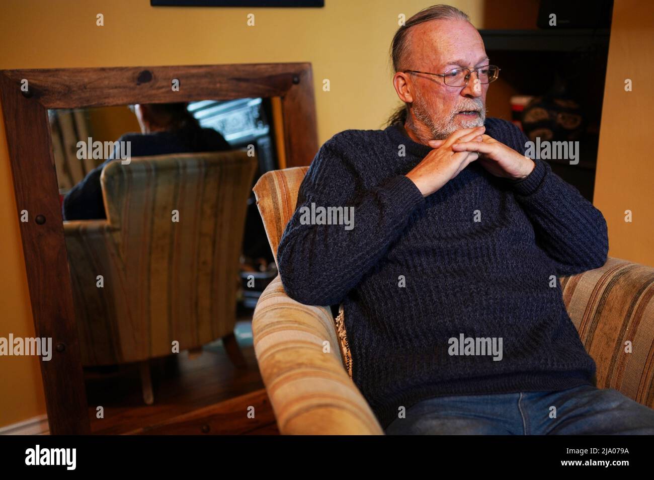 Mike Haley qui a fui Kiev et envisage de retourner de Newscastle dans le pays ravagé par la guerre avec sa femme et sa mère pour que leur animal de compagnie Archie soit déporté avec eux. Date de la photo: Mardi 24 mai 2022. Banque D'Images