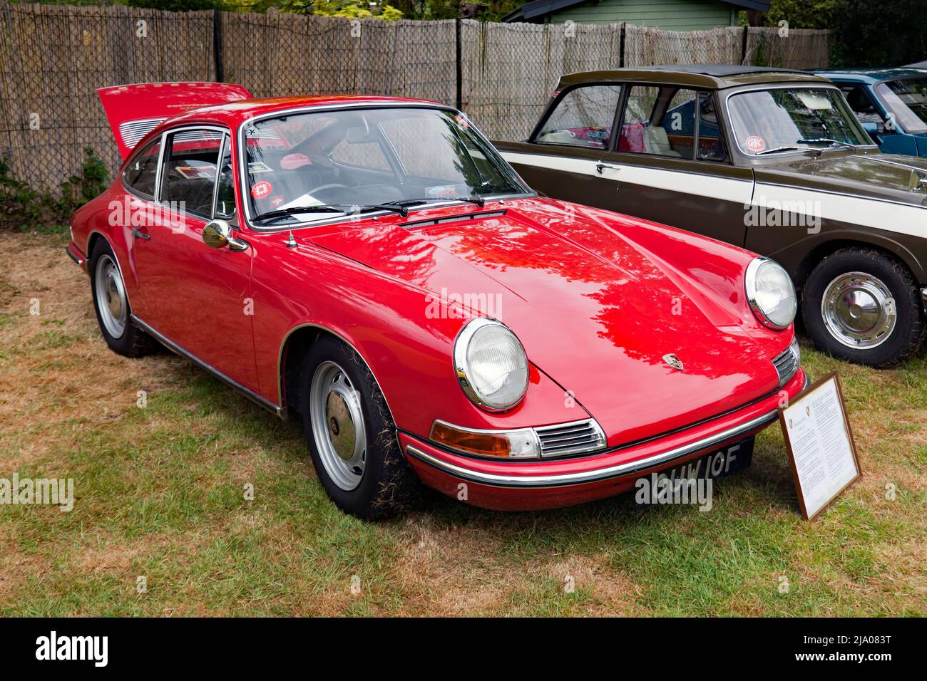 Une Porsche 911 2,0L Sportomatic coupé rouge, 1967, exposée au Wickhambreaux Classic car Show, 2022 Banque D'Images